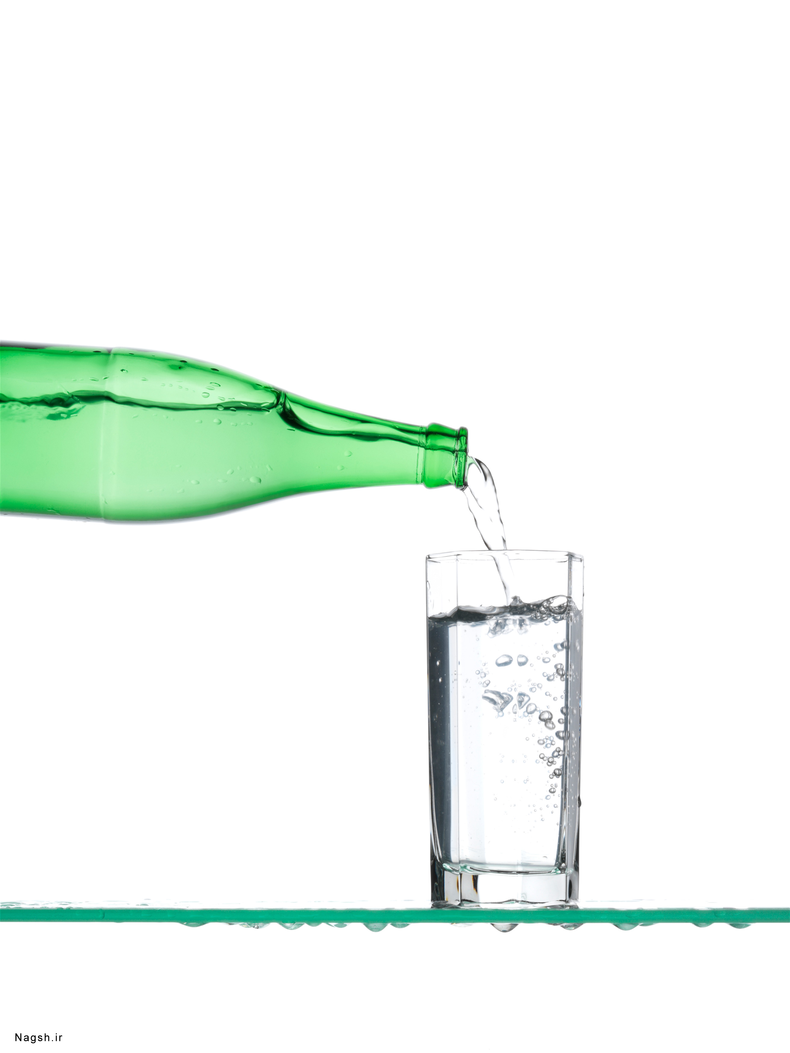 ریختن آب از بطری